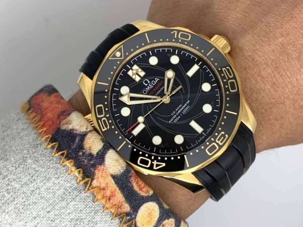 dong ho omega seamaster factory vs day cao su gold black replica cao cap 42m 10