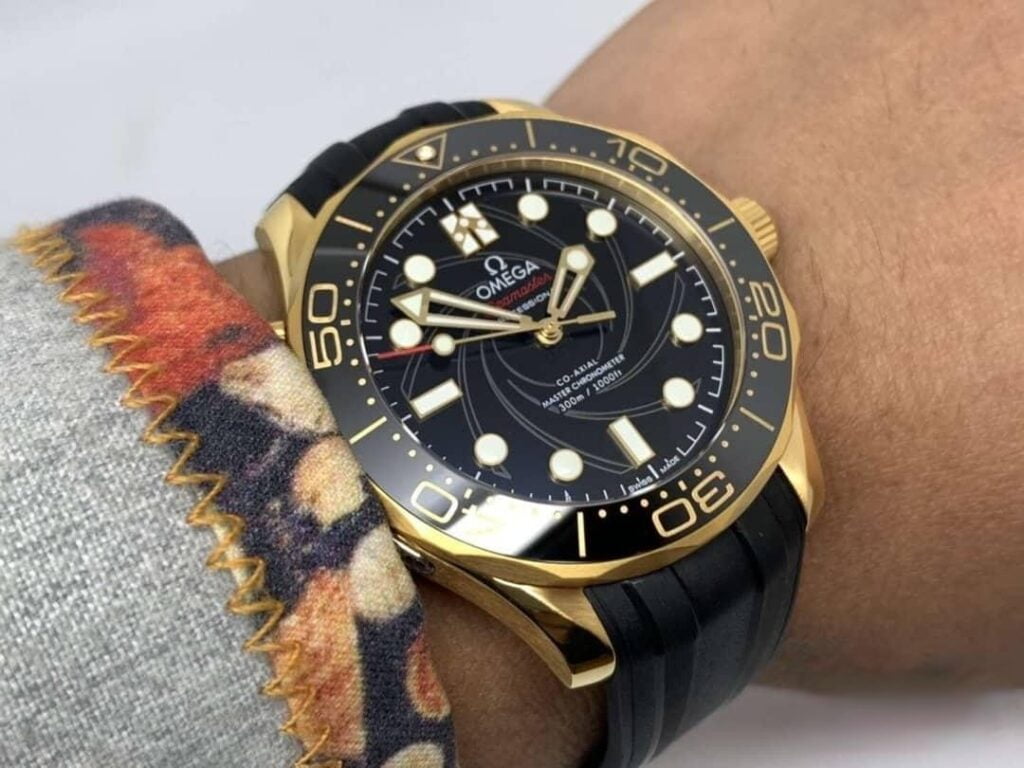 dong ho omega seamaster factory vs day cao su gold black replica cao cap 42m 12