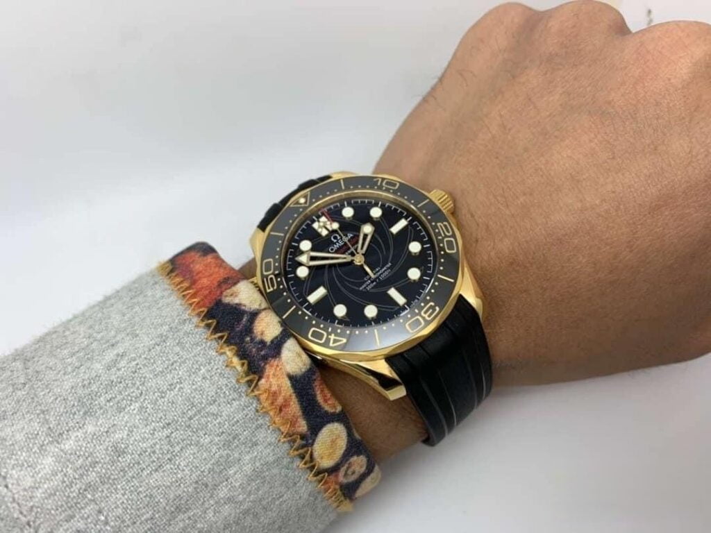 dong ho omega seamaster factory vs day cao su gold black replica cao cap 42m 3