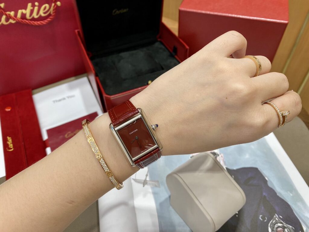 ĐỒNG HỒ NỮ CARTIER TANK MUST WSTA0056 FAKE 1:1 NHÀ MÁY DR DÂY ĐỎ 25MM