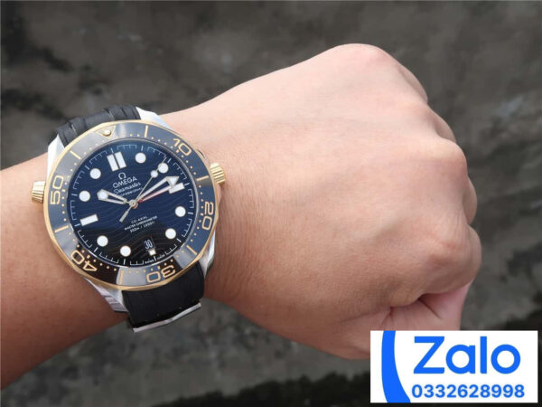 ĐỒNG HỒ NAM OMEGA SEAMASTER SUPER FAKE NHÀ MÁY OM DÂY CAO SU ĐEN 42MM