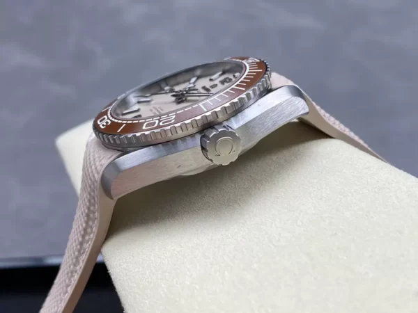 ĐỒNG HỒ NAM OMEGA SEAMASTER REPLICA 11 MẶT NÂU VIỀN CERAMIC CHOCOLATE 43,5MM