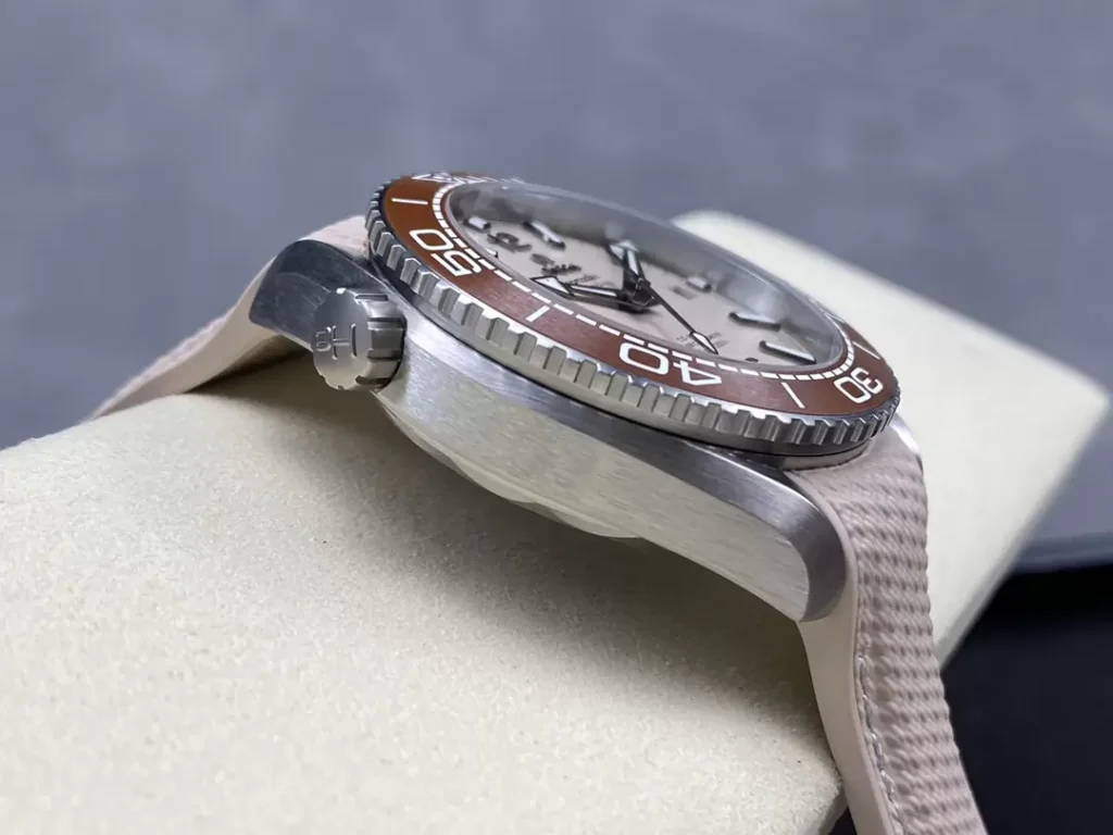 ĐỒNG HỒ NAM OMEGA SEAMASTER REPLICA 11 MẶT NÂU VIỀN CERAMIC CHOCOLATE 43,5MM