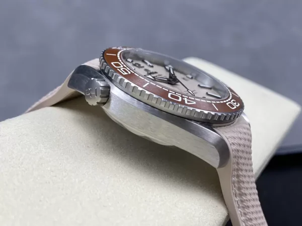 ĐỒNG HỒ NAM OMEGA SEAMASTER REPLICA 11 MẶT NÂU VIỀN CERAMIC CHOCOLATE 43,5MM