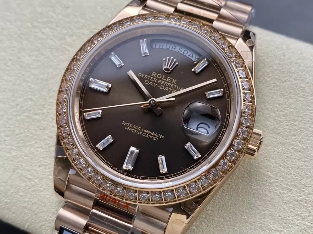 ĐỒNG HỒ ROLEX DAY-DATE 228345 REP 11 MẶT CHOCOLATE NIỀNG ĐÍNH ĐÁ Q FACTORY 40MM