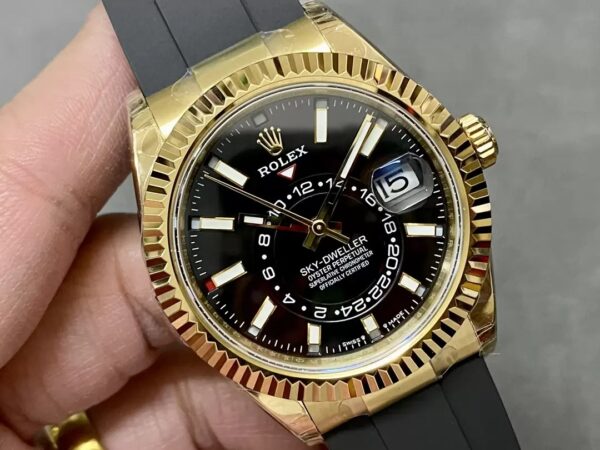 ĐỒNG HỒ ROLEX SKY DWELLER 336238 REP 11 MẶT ĐEN MẠ VÀNG DÂY CAO SU CAO CẤP 42MM