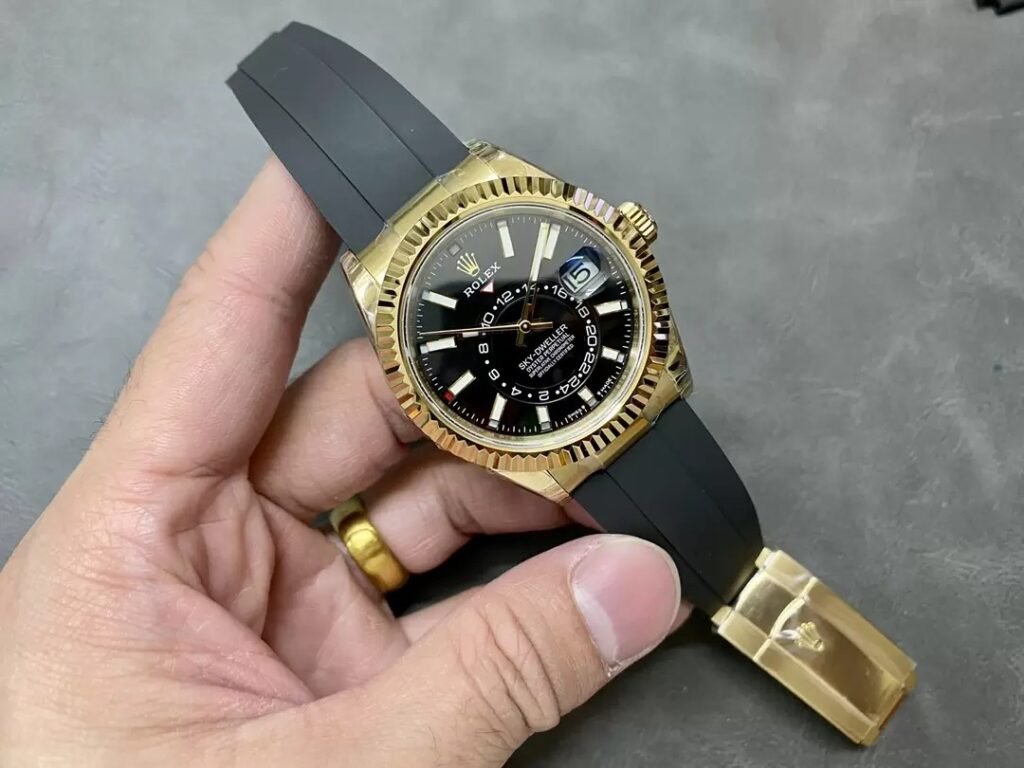 ĐỒNG HỒ ROLEX SKY DWELLER 336238 REP 11 MẶT ĐEN MẠ VÀNG DÂY CAO SU CAO CẤP 42MM