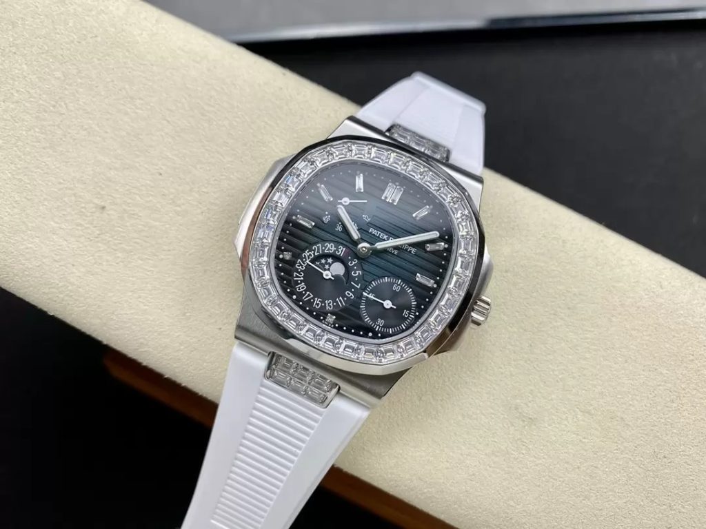 ĐỒNG HỒ PATEK PHILIPPE NAUTILUS 5724 FAKE 11 DÂY CAO SU NHÀ MÁY GR 41MM