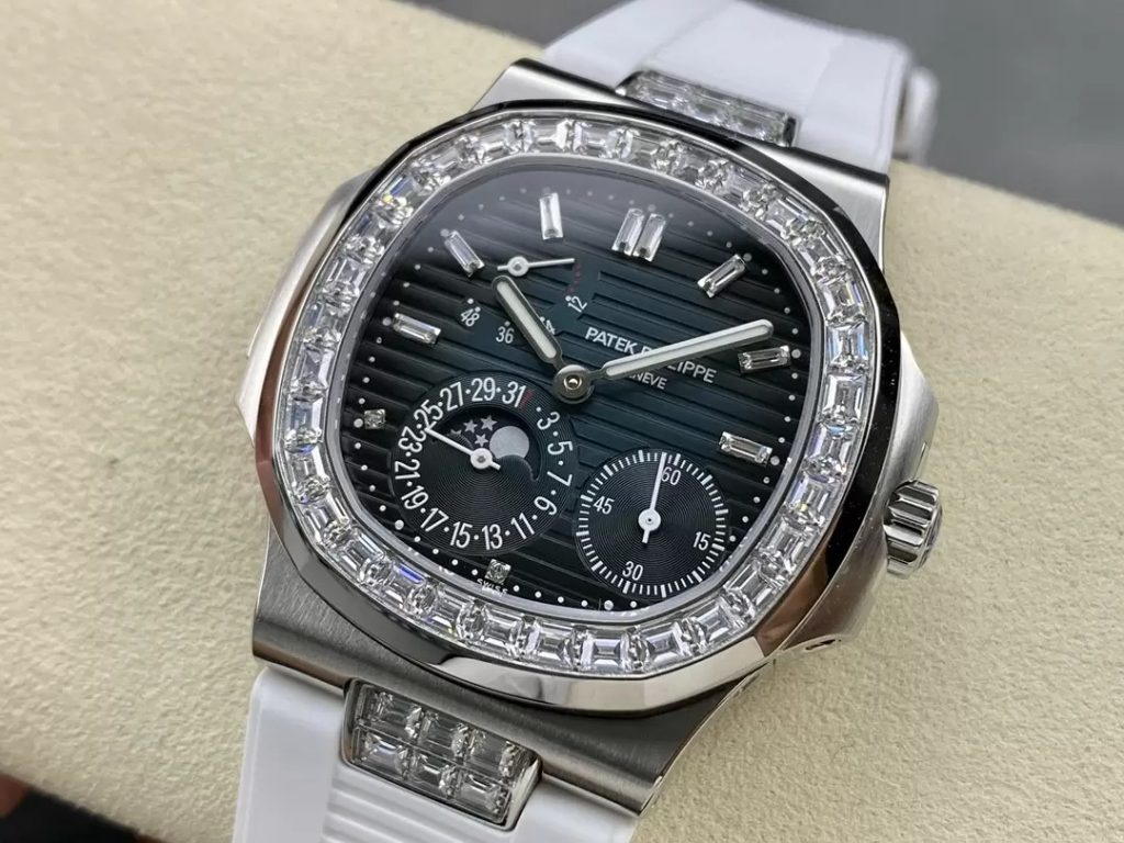 ĐỒNG HỒ PATEK PHILIPPE NAUTILUS 5724 FAKE 11 DÂY CAO SU NHÀ MÁY GR 41MM