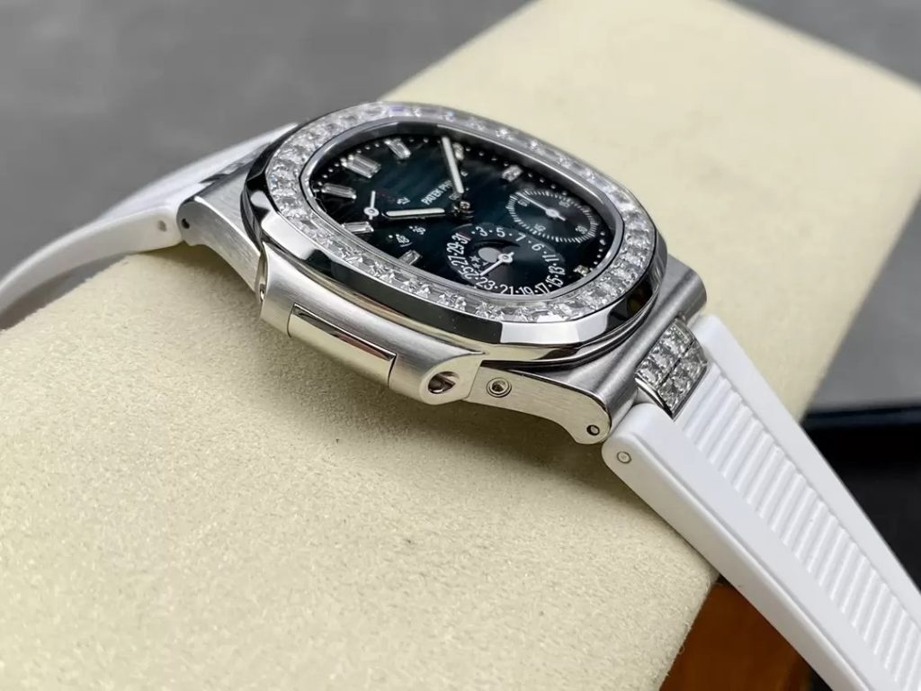 ĐỒNG HỒ PATEK PHILIPPE NAUTILUS 5724 FAKE 11 DÂY CAO SU NHÀ MÁY GR 41MM