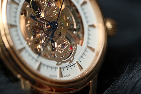 Chân kính (Jewel) là gì trong bộ máy đồng hồ