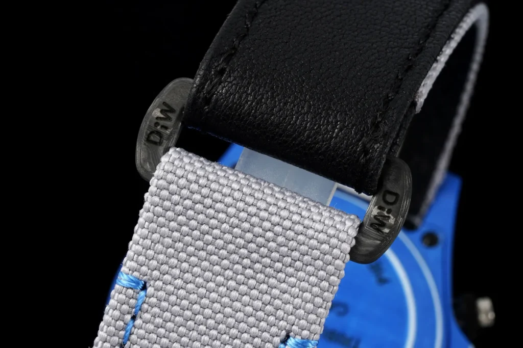 DONG HO ROLEX DIW DAYTONA REPLICA 11 VO CARBON XANH MAT SO XAM DAY VAI DIW FACTORY 40MM 5