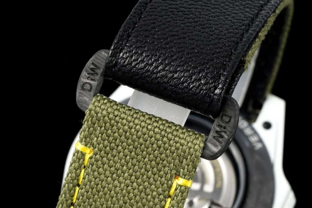 DONG HO ROLEX DIW GMT MASTER II REP 11 VO CARBON FIBER MAT SO XAM DAY VAI DIW FACTORY 40MM 2