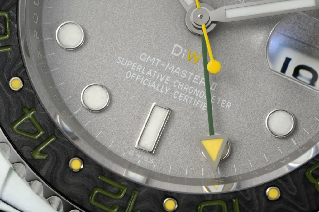 DONG HO ROLEX DIW GMT MASTER II REP 11 VO CARBON FIBER MAT SO XAM DAY VAI DIW FACTORY 40MM 6