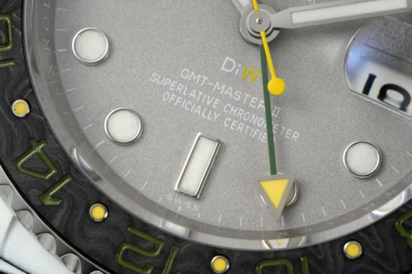 DONG HO ROLEX DIW GMT MASTER II REP 11 VO CARBON FIBER MAT SO XAM DAY VAI DIW FACTORY 40MM 6