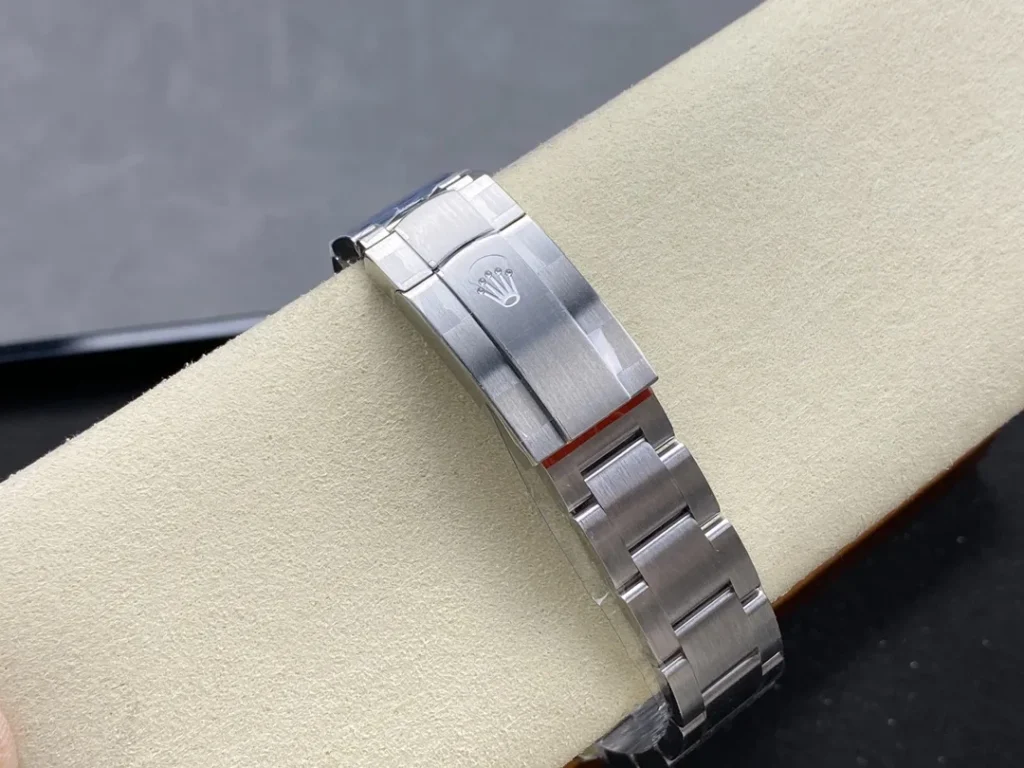 DONG HO ROLEX OYSTER PERPETUAL M124300 0007 REPLICA CAO CAP MAT SO MAU DO VS FACTORY 42MM 1