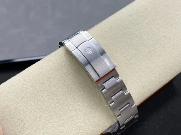 DONG HO ROLEX OYSTER PERPETUAL M124300 0007 REPLICA CAO CAP MAT SO MAU DO VS FACTORY 42MM 1