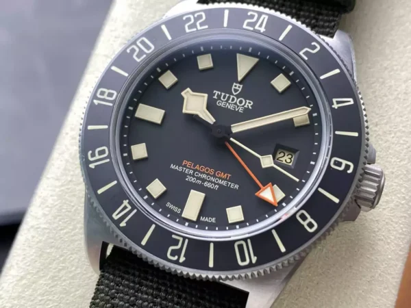 DONG HO TUDOR PELAGOS GMT REPLICA 11 VO TITANIUM MAT SO MAU DEN DAY VAI 42MM 10
