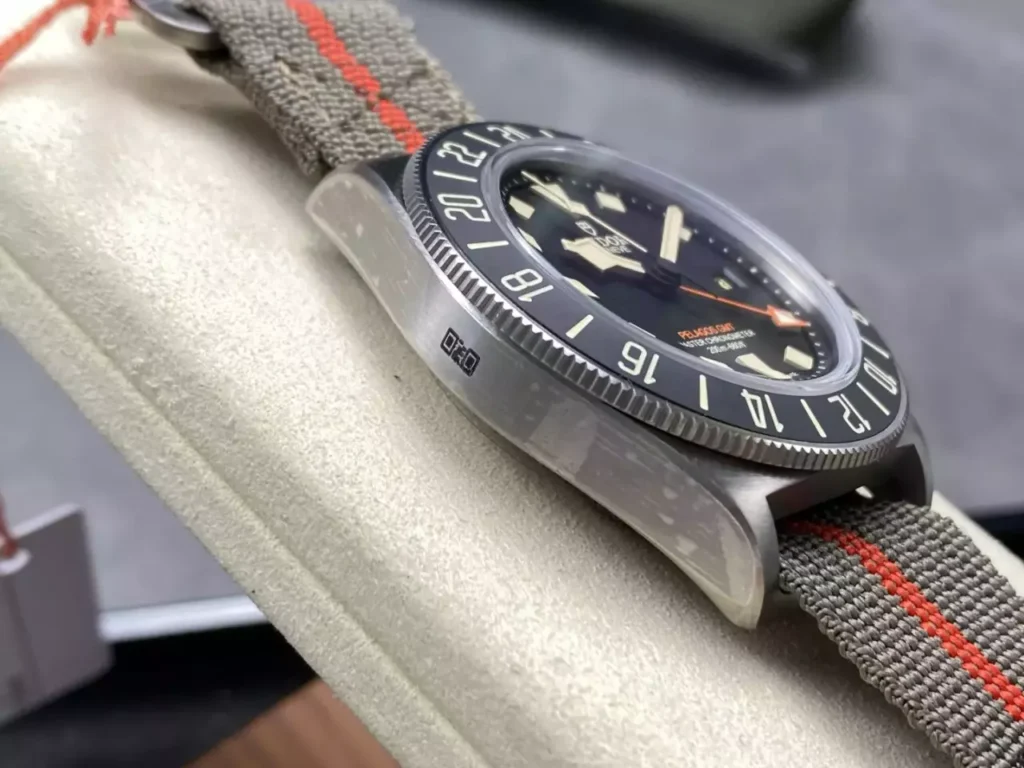 DONG HO TUDOR PELAGOS GMT REPLICA 11 VO TITANIUM MAT SO MAU DEN DAY VAI 42MM 3