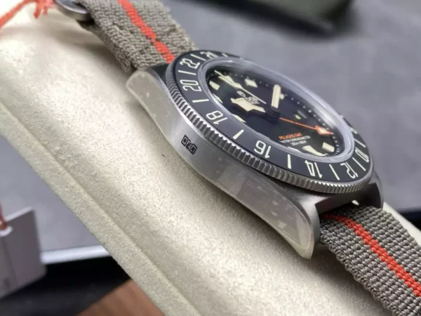 DONG HO TUDOR PELAGOS GMT REPLICA 11 VO TITANIUM MAT SO MAU DEN DAY VAI 42MM 3