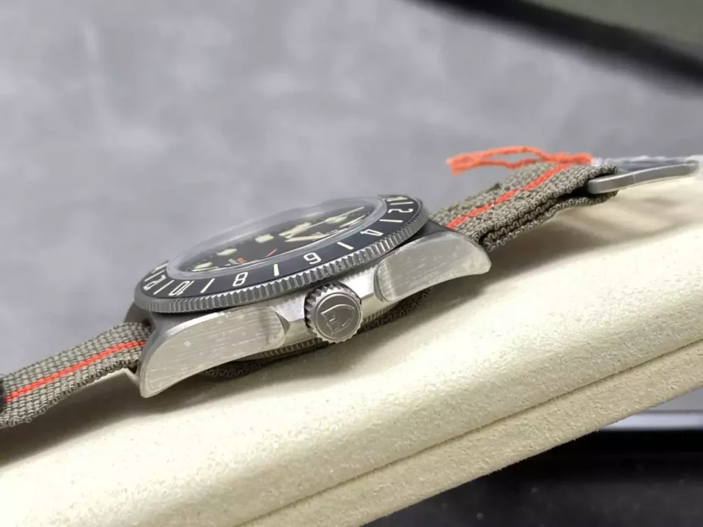 DONG HO TUDOR PELAGOS GMT REPLICA 11 VO TITANIUM MAT SO MAU DEN DAY VAI 42MM 4