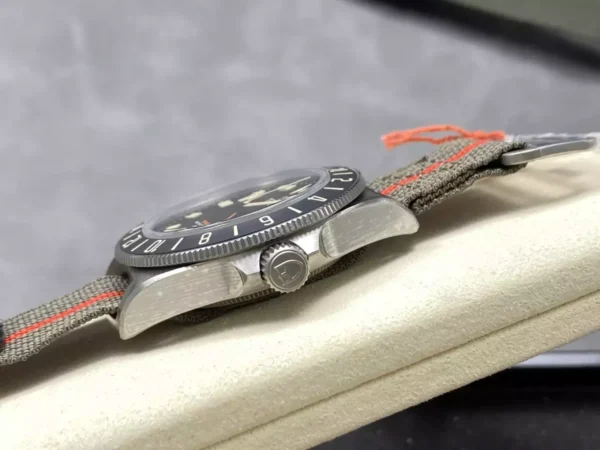 DONG HO TUDOR PELAGOS GMT REPLICA 11 VO TITANIUM MAT SO MAU DEN DAY VAI 42MM 4