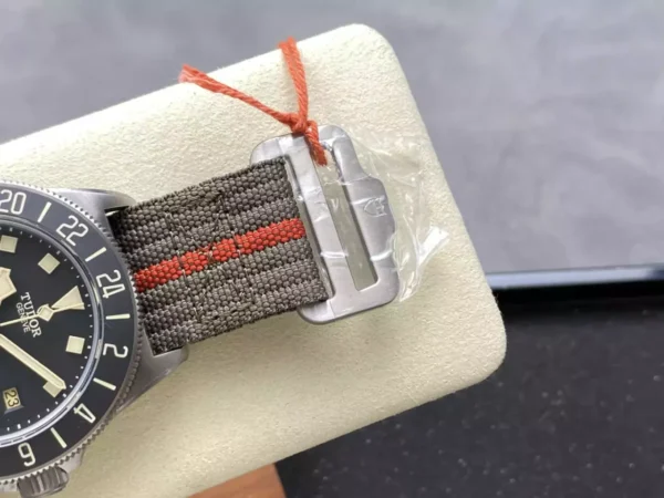 DONG HO TUDOR PELAGOS GMT REPLICA 11 VO TITANIUM MAT SO MAU DEN DAY VAI 42MM 5