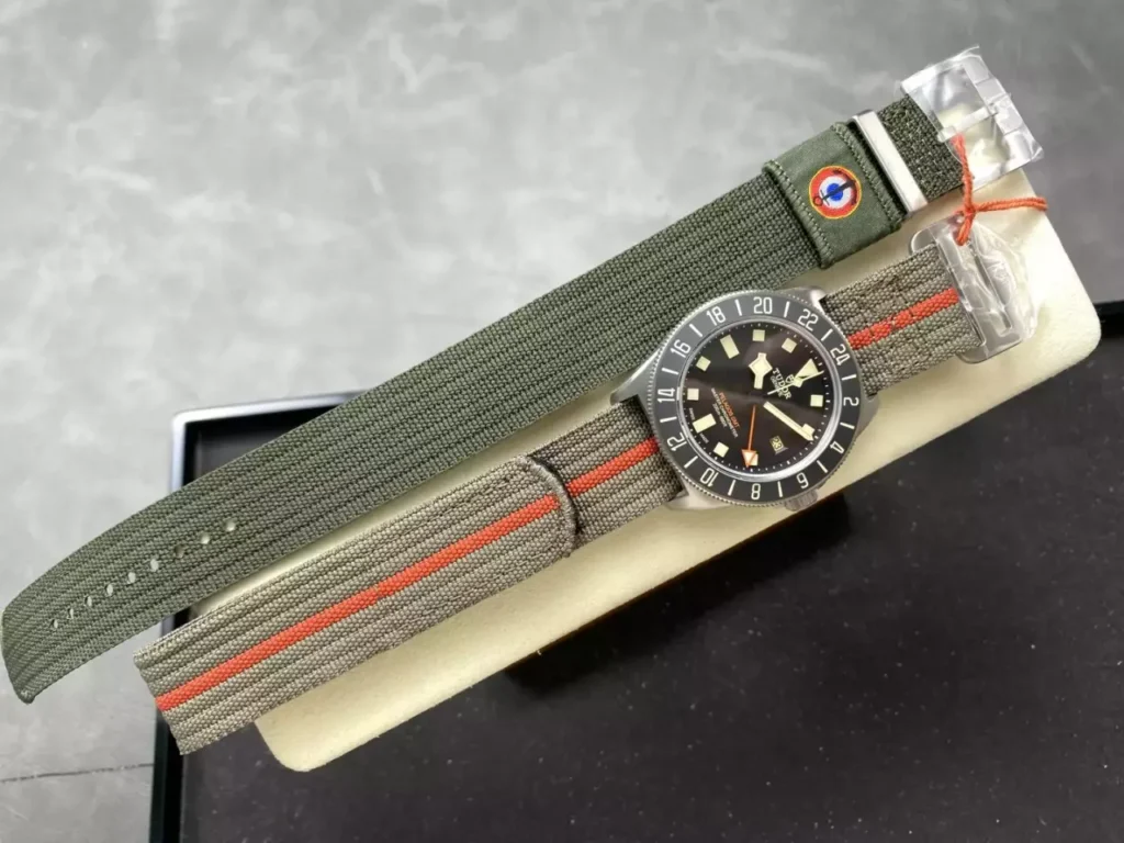 DONG HO TUDOR PELAGOS GMT REPLICA 11 VO TITANIUM MAT SO MAU DEN DAY VAI 42MM 7